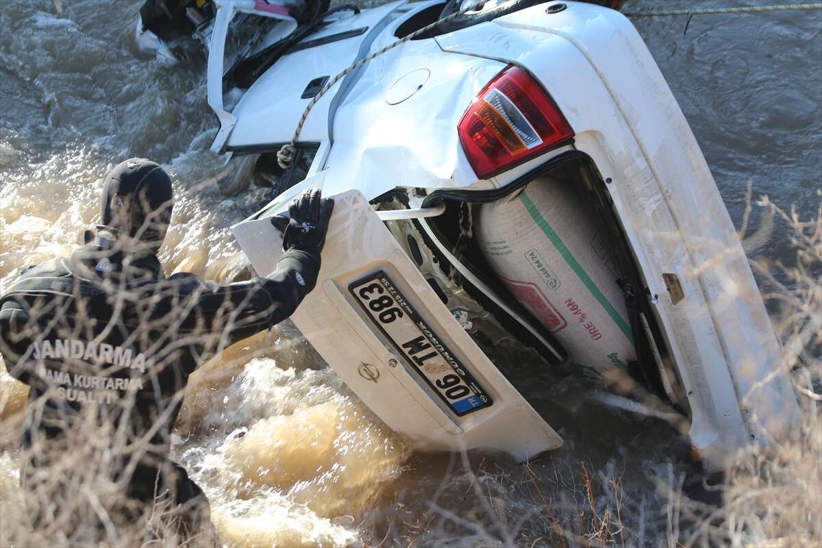 Sulama kanalına düşen otomobildeki 3 çocuğun cansız bedenine ulaşıldı! Baba hala aranıyor 16